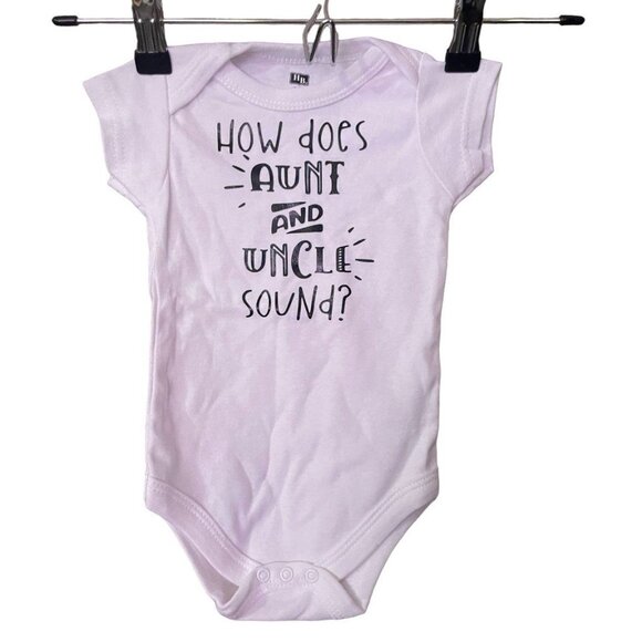 Baby’s‎ Onesie - Picture 1 of 5
